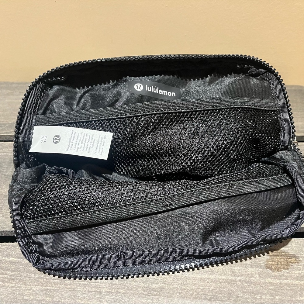 lululemon athletica Everywhere Belt Bag Mini -Black - Picture 7 of 15